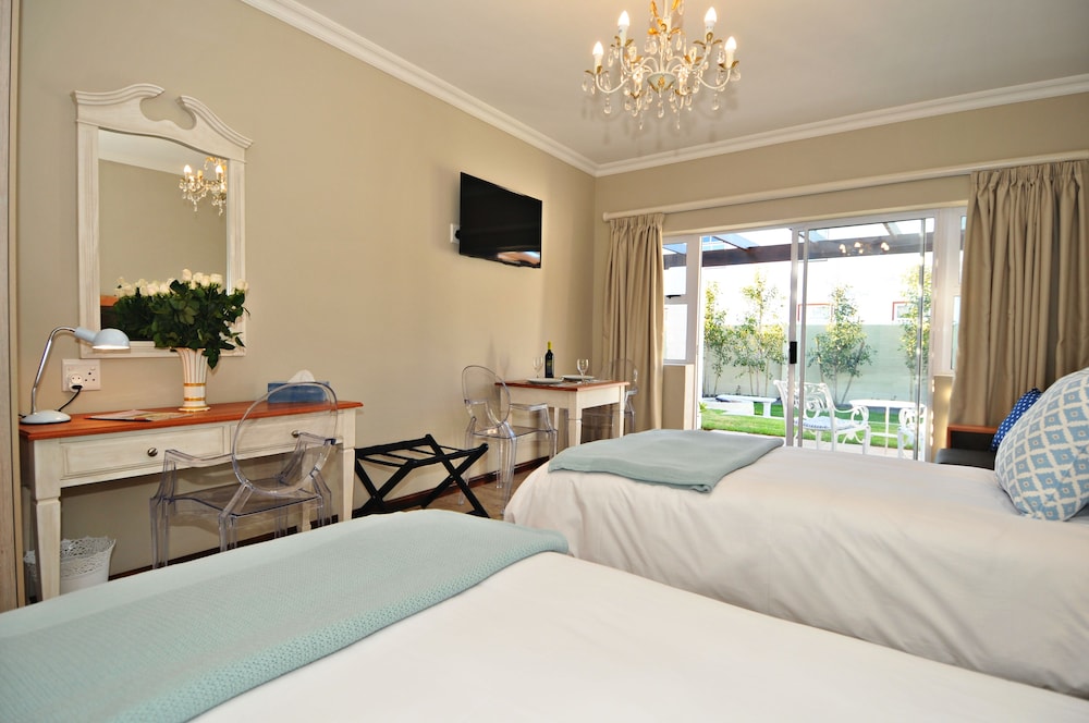 Deluxe Room with walk-in shower photo 3