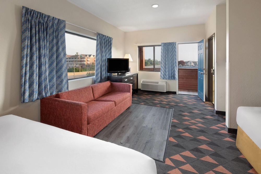 Room, Multiple Beds, Non Smoking (Bridge View) - Photo 2