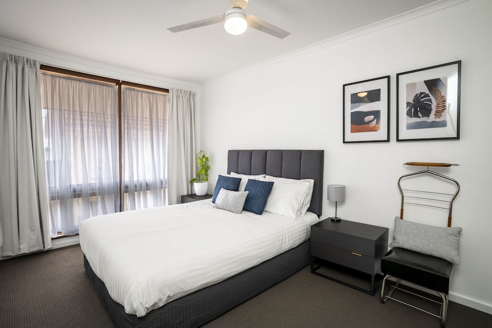 Executive Townhome photo 2