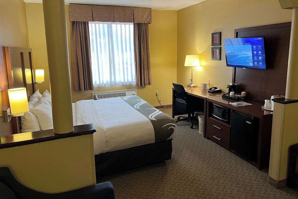Suite, 1 King Bed, Accessible, Non Smoking photo 2