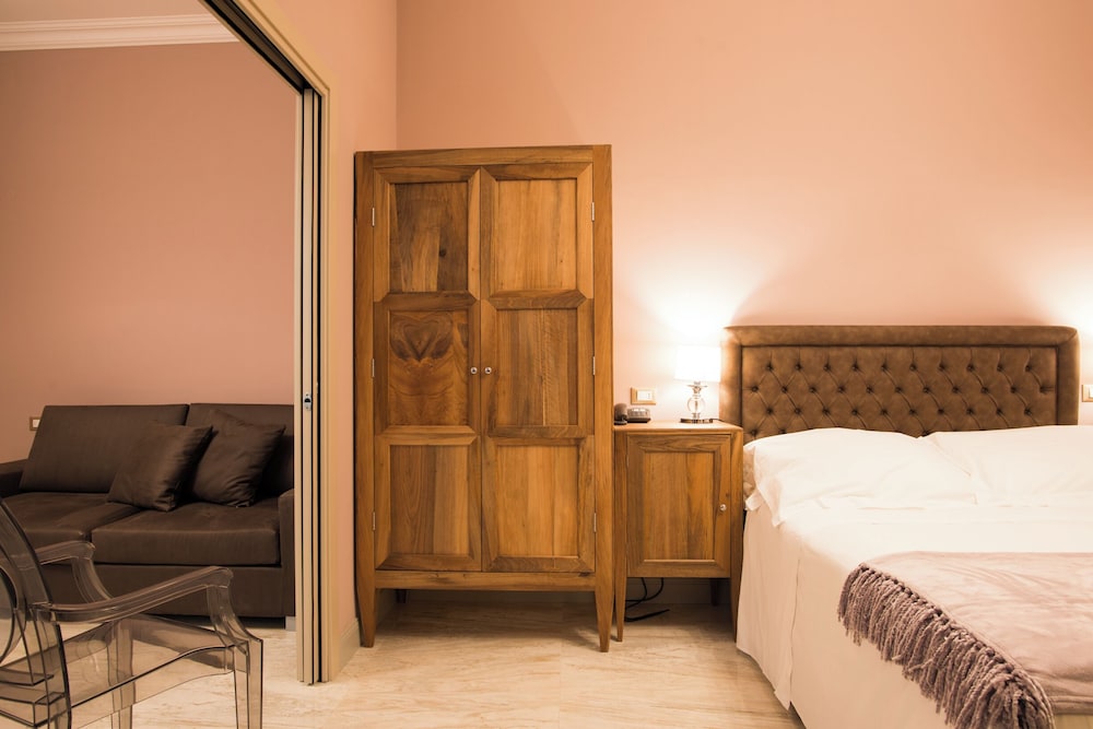 Suite - Photo 1