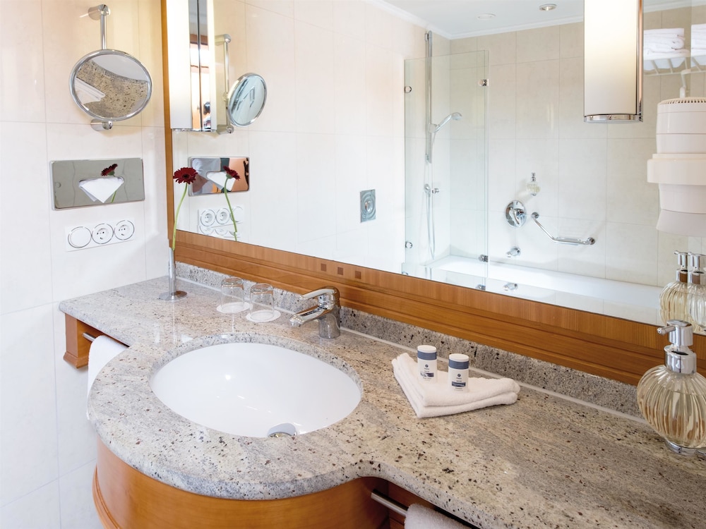 Double Room (Lateral Lake View) thumbnail 5
