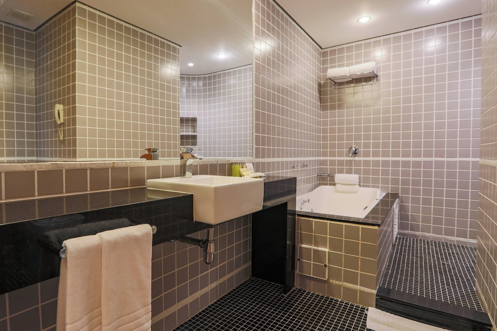 Executive Suite - Photo 2