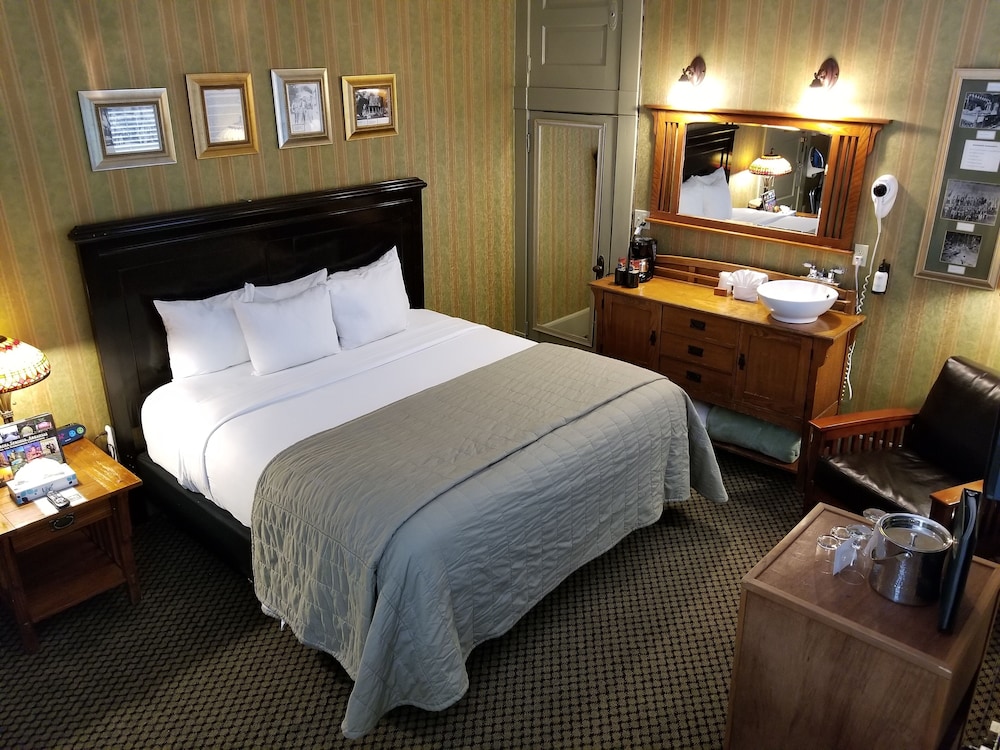 Room, 1 King Bed, Jetted Tub - Photo 2