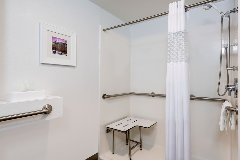 Room, 2 Queen Beds, Accessible (Mobility Accessible, Roll In Shower) - Photo 7