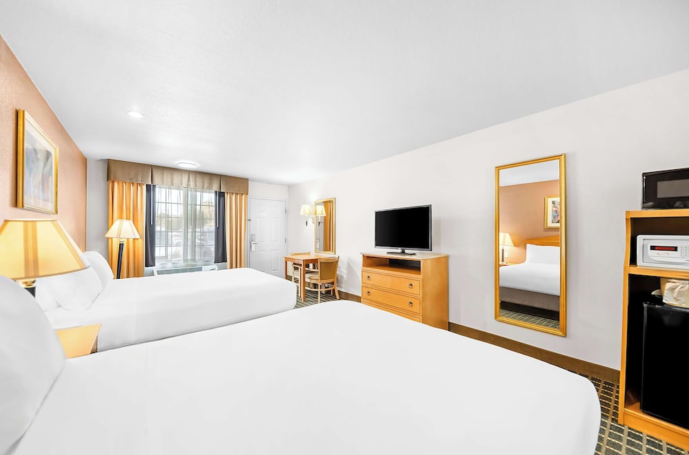 Standard Room, 2 Queen Beds, Non Smoking, Refrigerator & Microwave - Photo 1