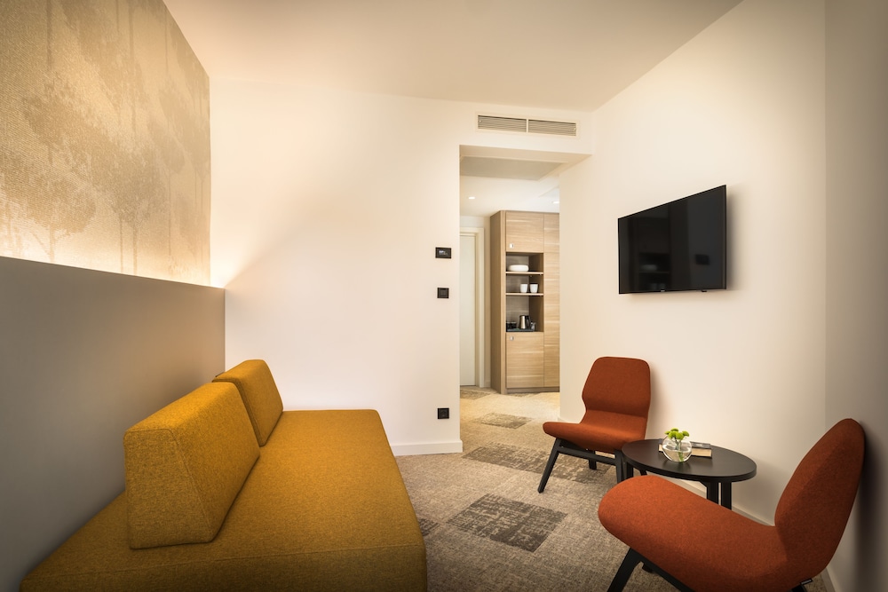 Family Room, 2 Bedrooms - Photo 1