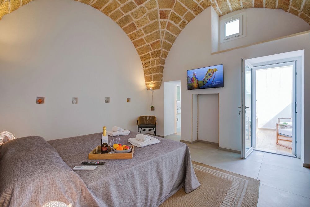 Honeymoon Apartment, Multiple Bedrooms (Private Oasi With Spa and Pool) photo 2