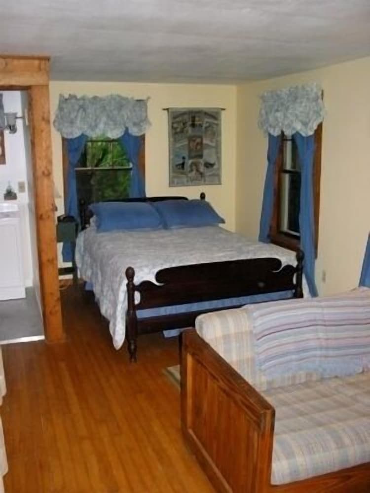 Birch Cottage, 1 Queen, 1 Full Futon photo 1