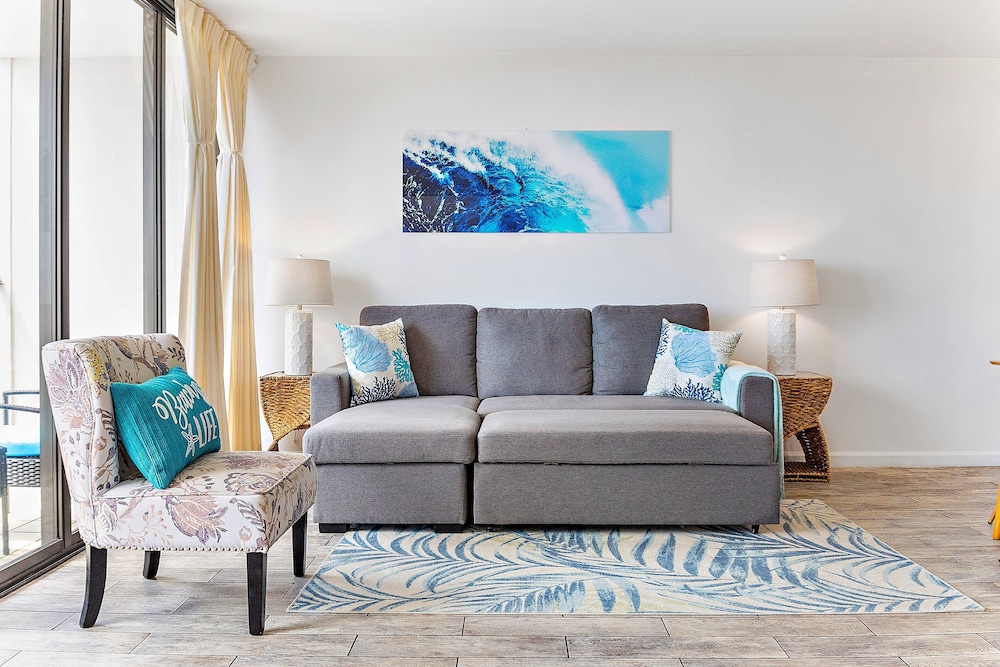 High Floor Ocean View Condo (King Bed and Parking): Suite, 1 Bedroom, Balcony, Ocean View (0025) photo