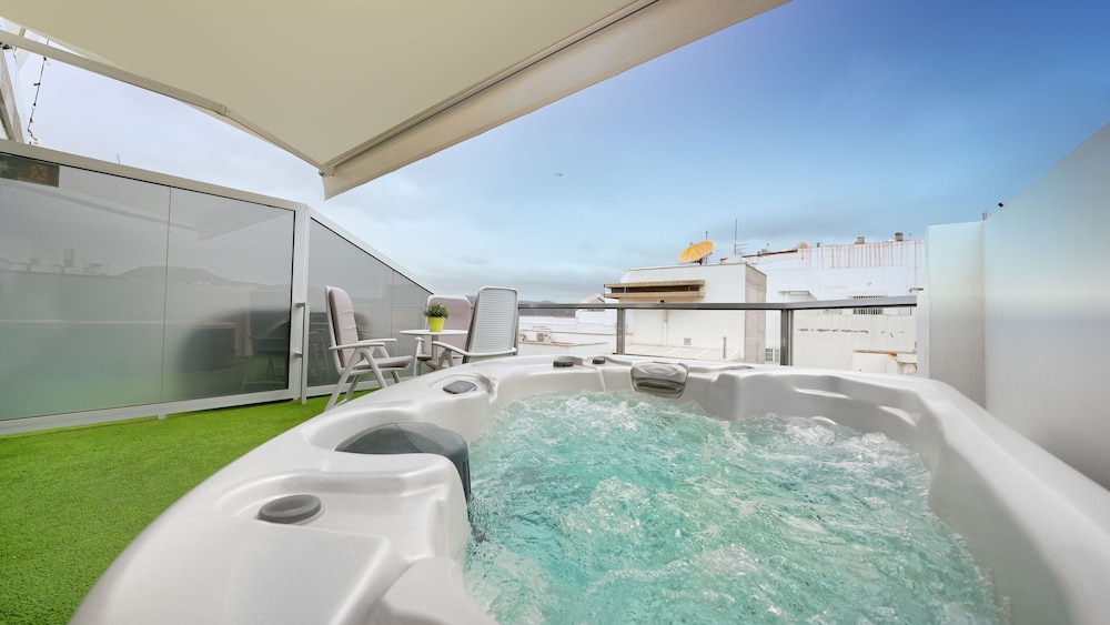 Suite, Terrace (and Jacuzzi) thumbnail 5