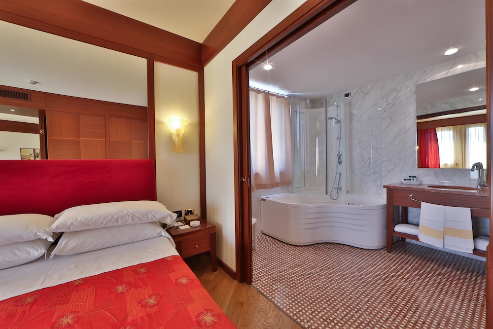 Royal Suite, 1 King Bed - Photo 5