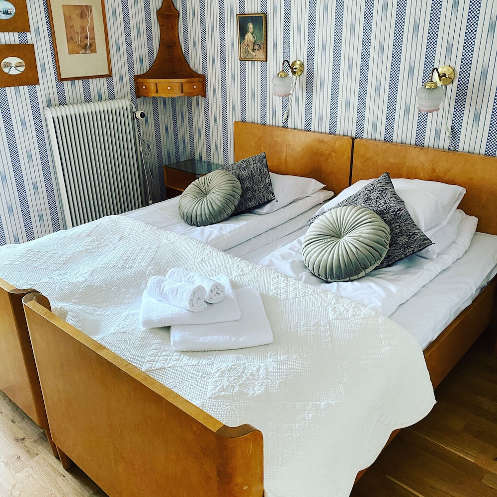 Basic Twin Room, 2 Twin Beds, Non Smoking, Shared Bathroom - Photo 1