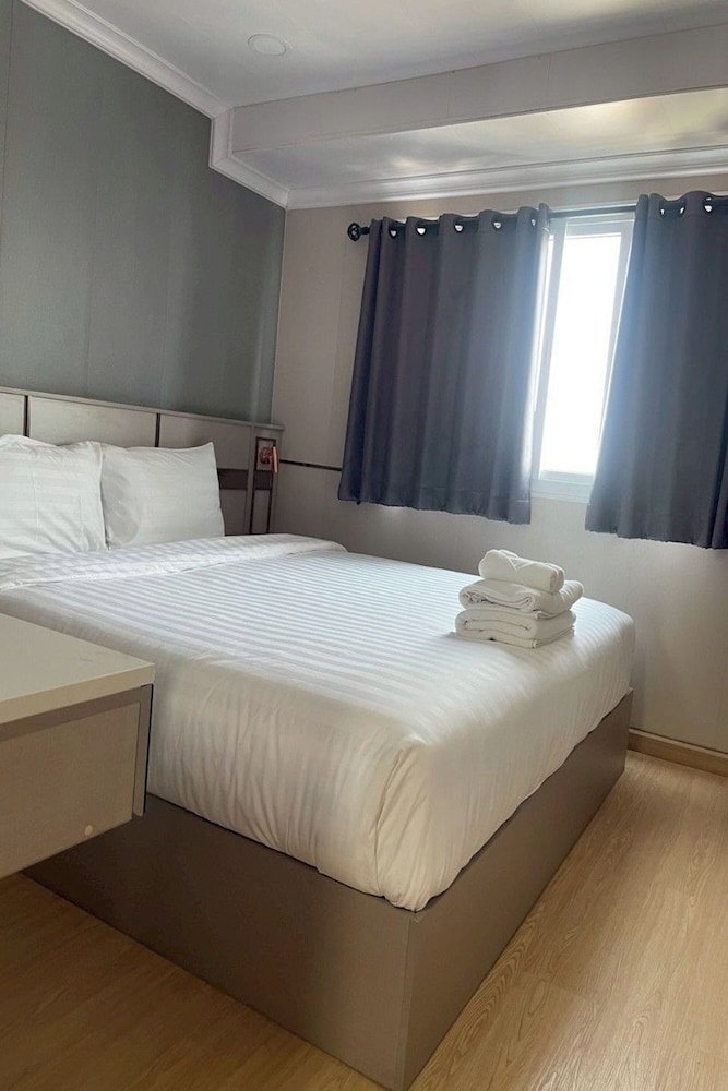 2 Bedrooms Family Room (C) photo 1