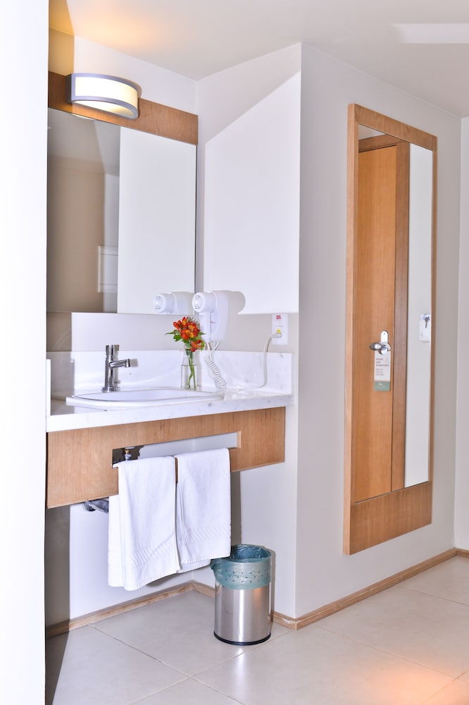 Deluxe Room - Photo 6
