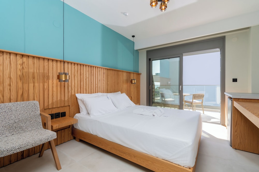 Junior Room, 1 Queen Bed, Balcony, Partial Sea View photo 3