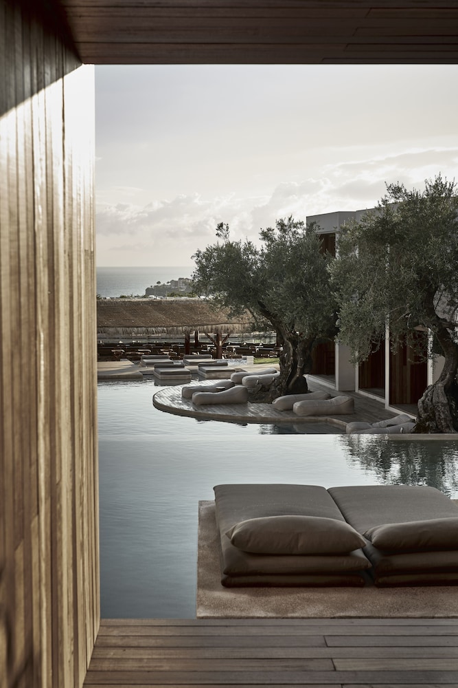 Superior Suite Swim up Inland View