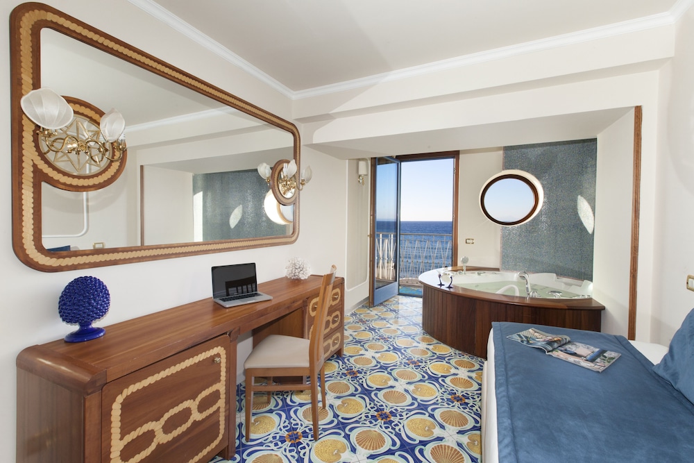 Junior Suite, Hot Tub, Sea View - Photo 2