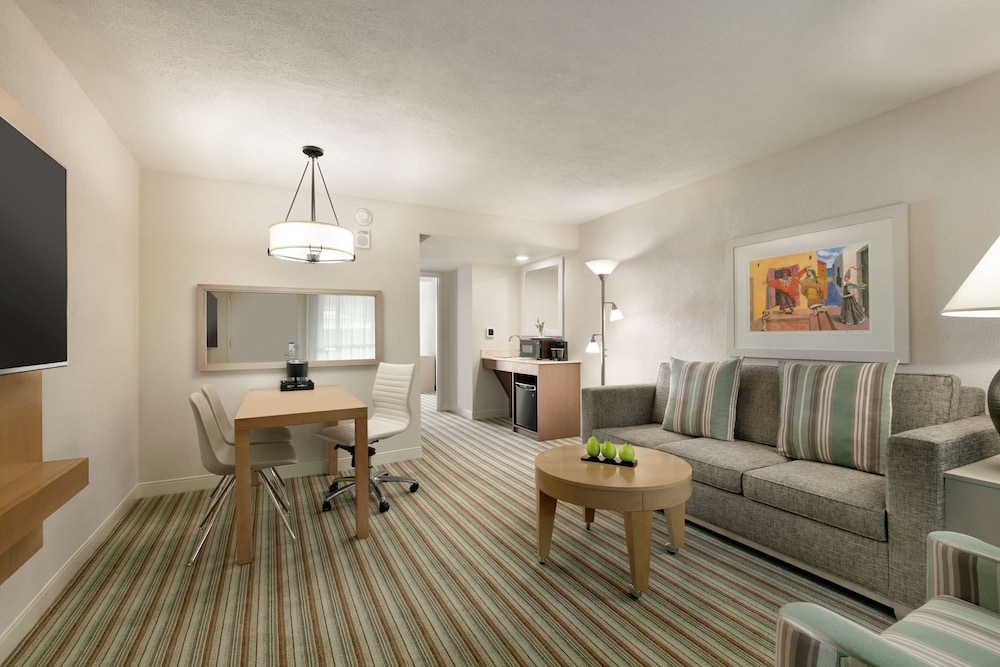 Suite, 1 King Bed, Accessible, Bathtub photo 2