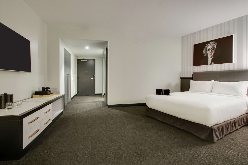 Room, 1 King Bed, Corner - Photo 2