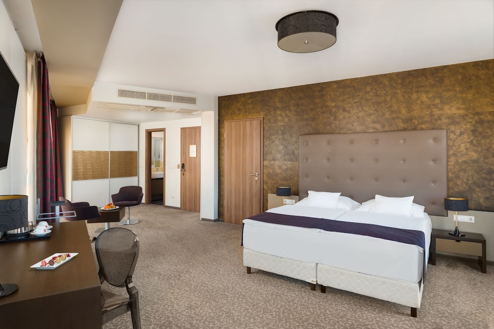 Deluxe Corner Suite photo 2