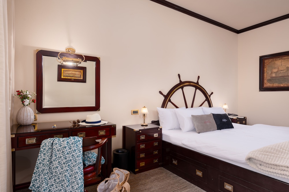 Superior Double Room, 1 King Bed, Balcony, Partial Sea View photo 3