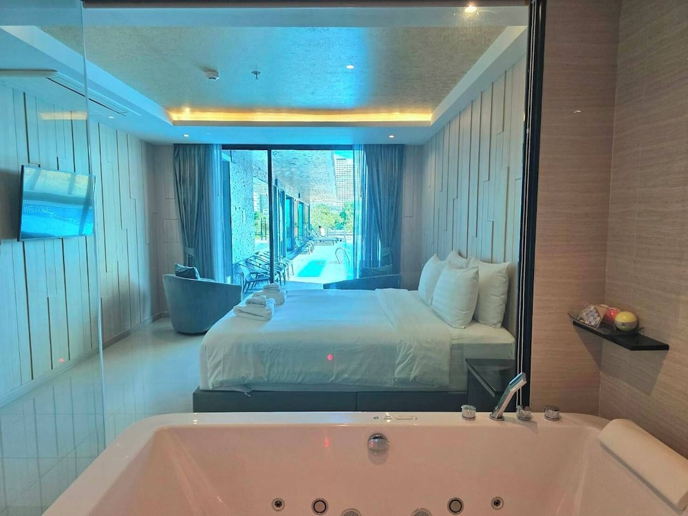 Deluxe Suite Jacuzzi with Pool Access - Photo 4