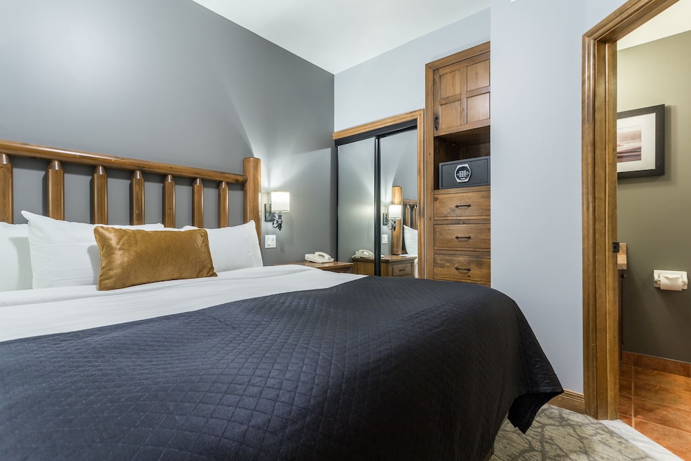 Deluxe Suite, Lake View (Pets Not Allowed) - Photo 1
