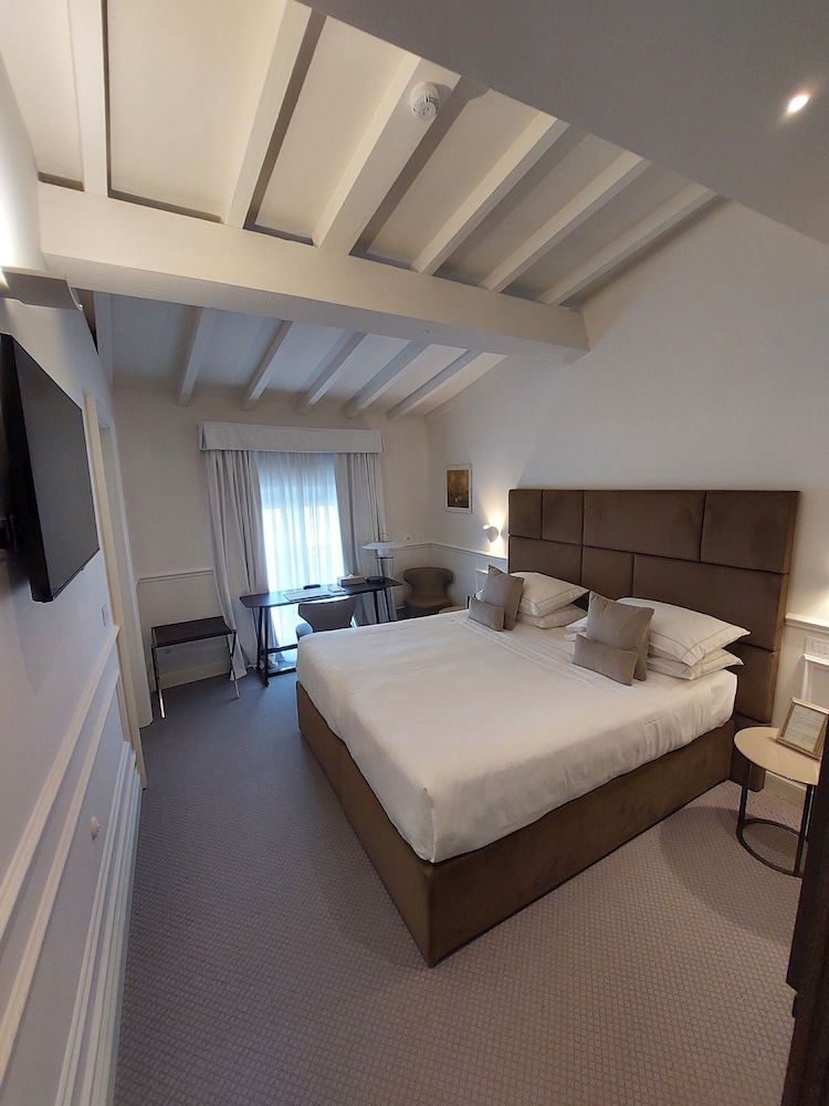 Classic Double Room, Garden View, Annex Building thumbnail 5