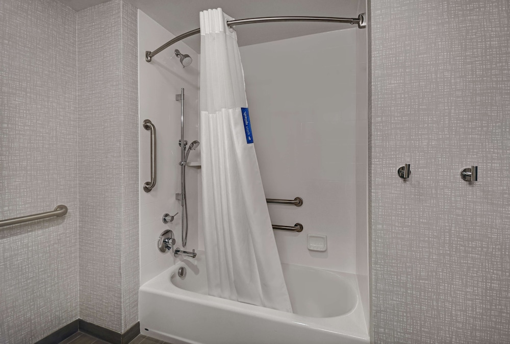 Room, 1 King Bed, Accessible, Bathtub (Mobility & Hearing) - Photo 5
