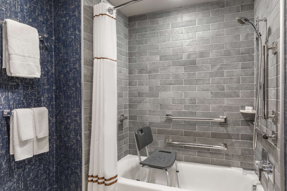 Room, 2 Queen Beds (Bathtub) thumbnail 5