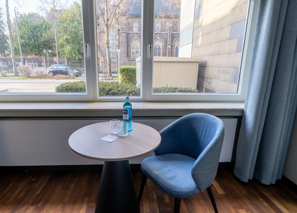 Medium Studio with Kitchenette - Photo 9