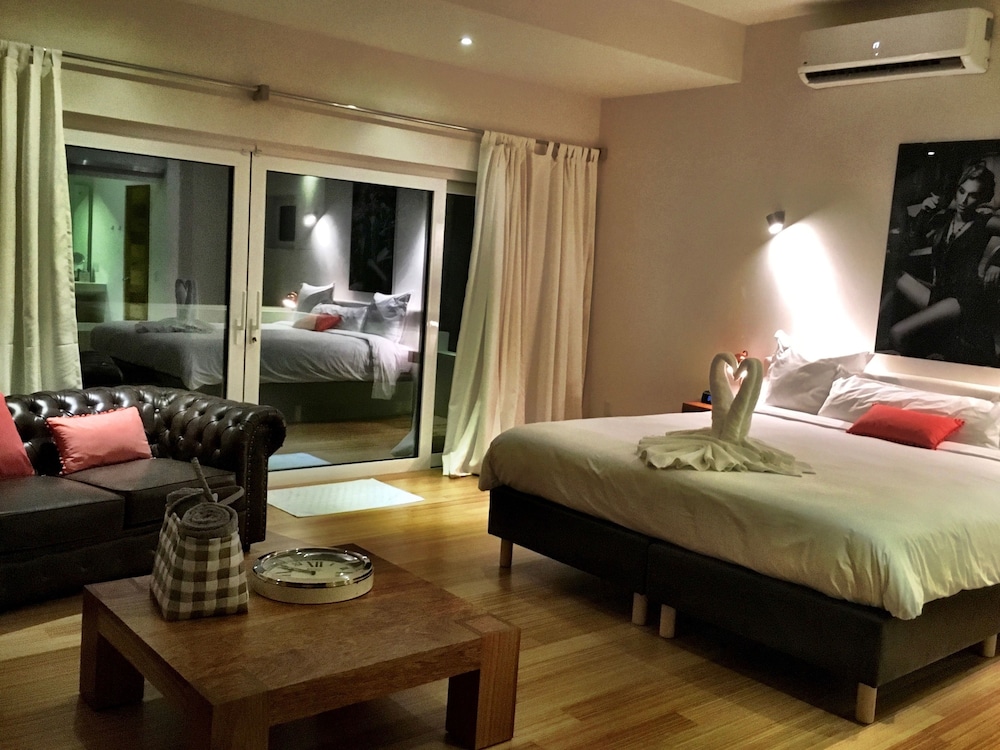 Royal Suite, 1 King Bed, Jetted Tub, Poolside photo 2