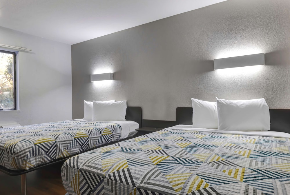Standard Room, 2 Queen Beds, Smoking, Refrigerator & Microwave photo 3
