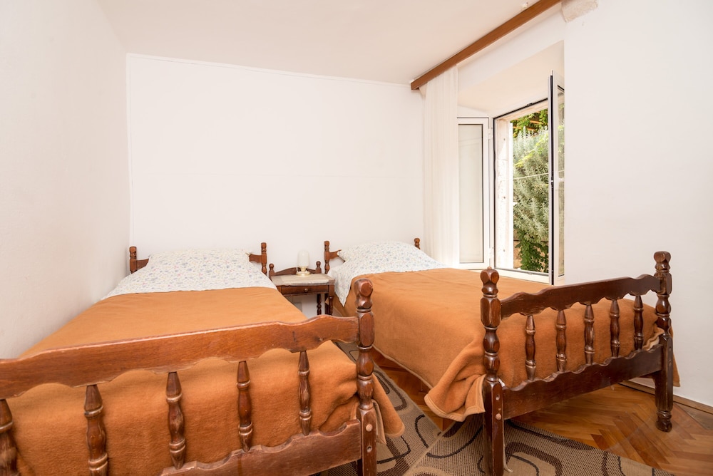 Twin Room (Twin Room With Shared Bathroom)