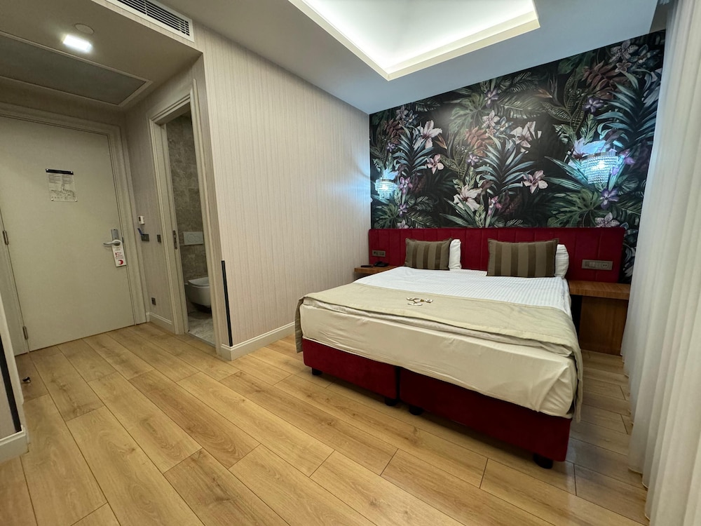 Economy Double or Twin Room, No Windows photo 3