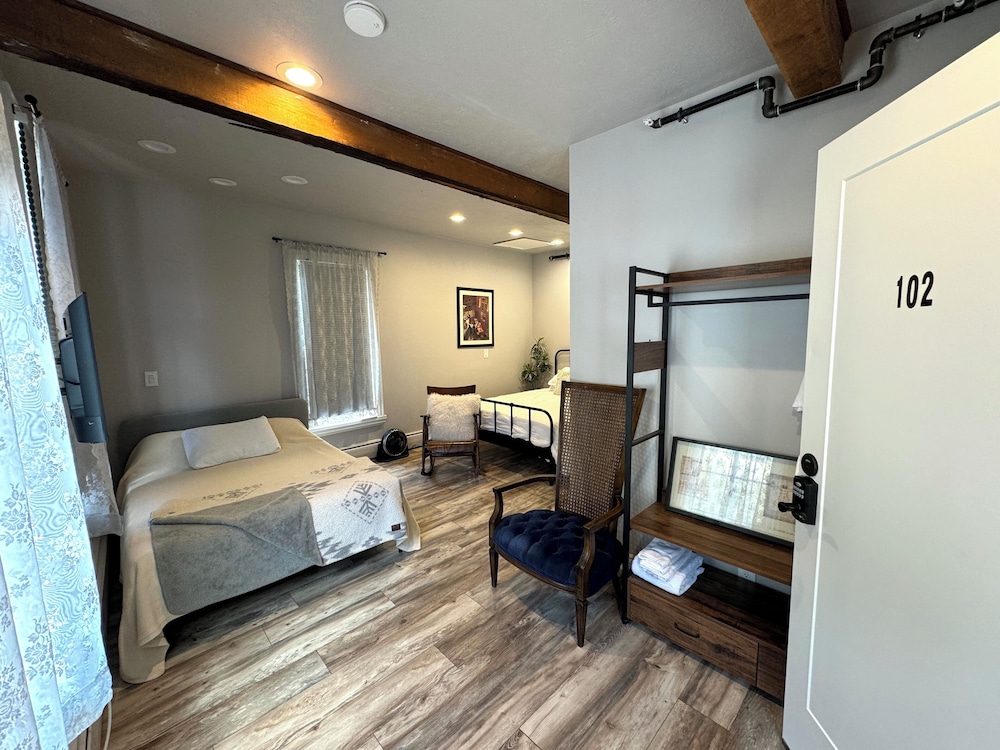 Comfort Room, Multiple Beds, Mountain View