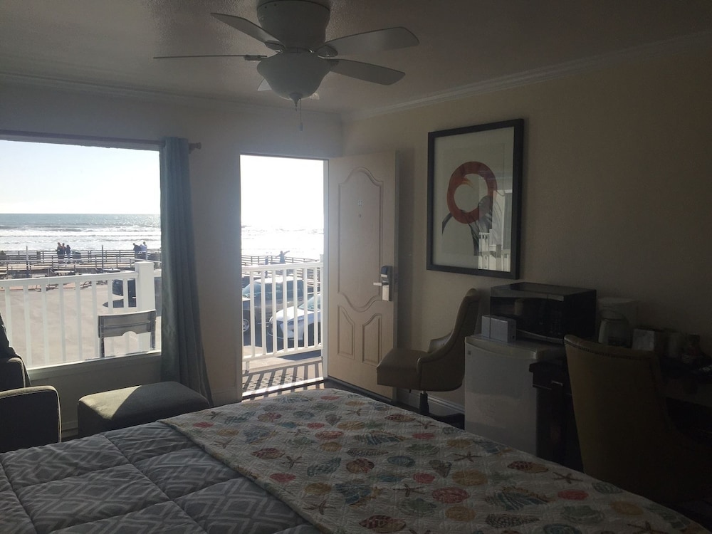Standard Room, 1 King Bed photo 3
