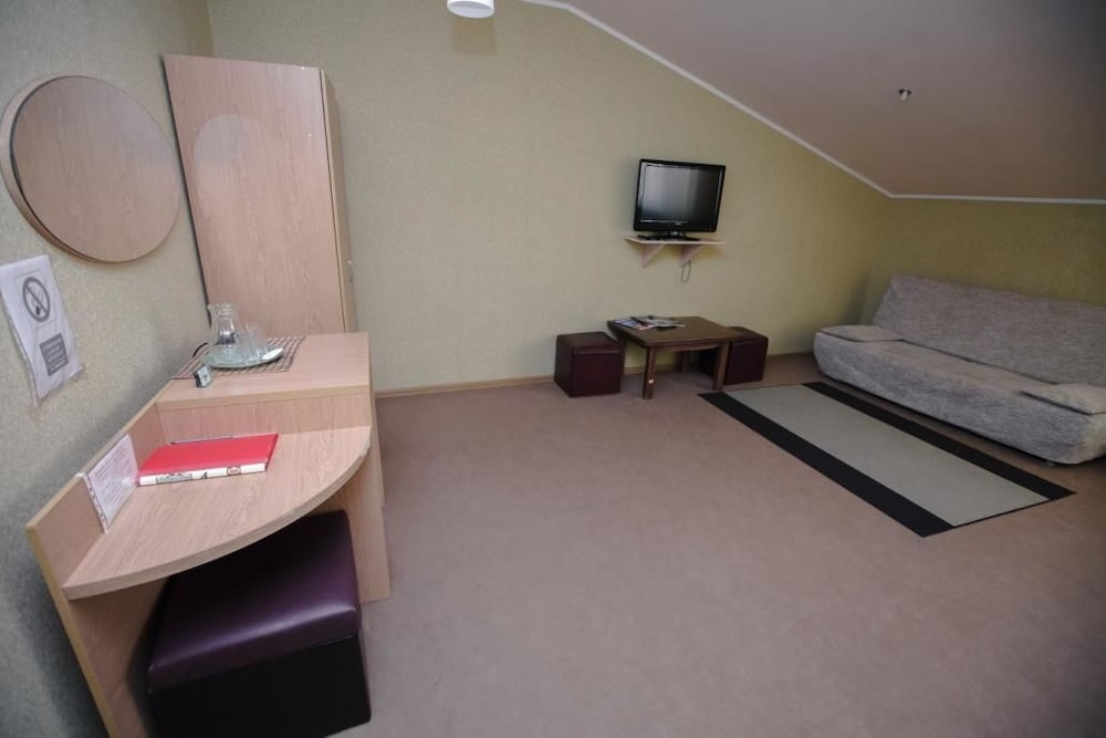 Studio, 1 Queen Bed With Sofa Bed photo 2