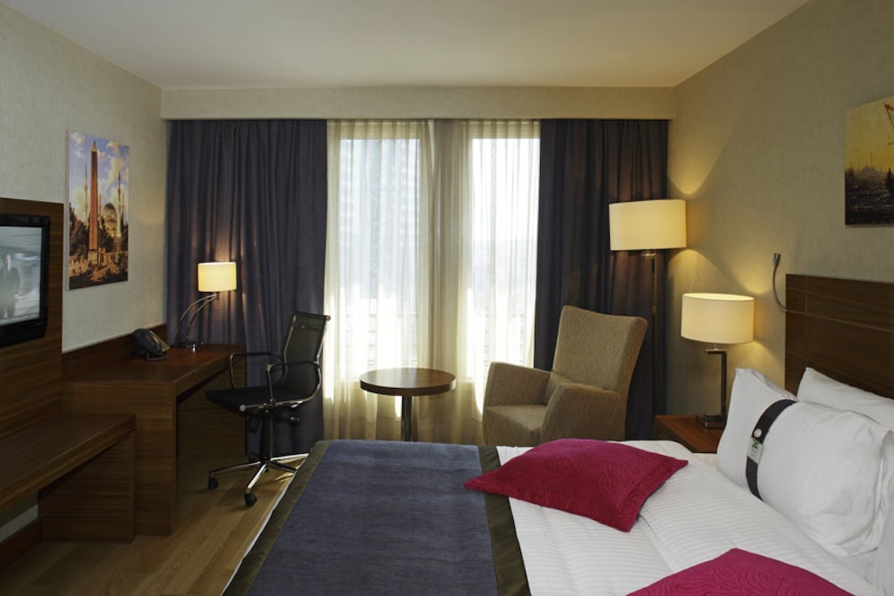 Available room thumbnail 5