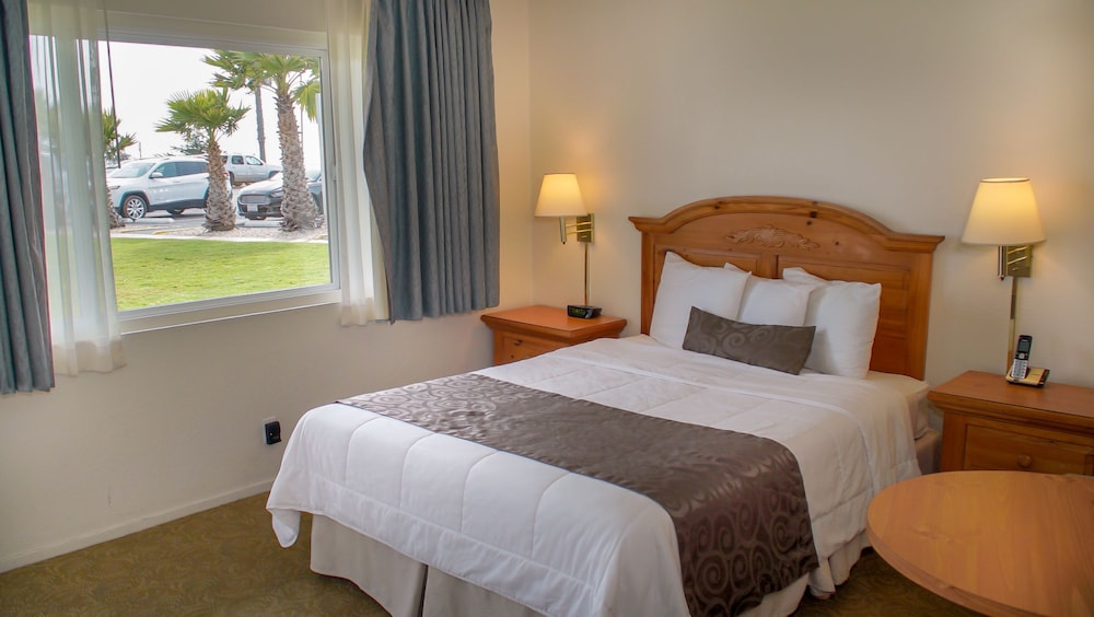 Room, 2 Queen Beds, Non Smoking, Courtyard View - Photo 8