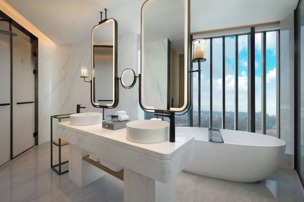 Deluxe Suite, 1 King Bed, Balcony, Ocean View photo 3