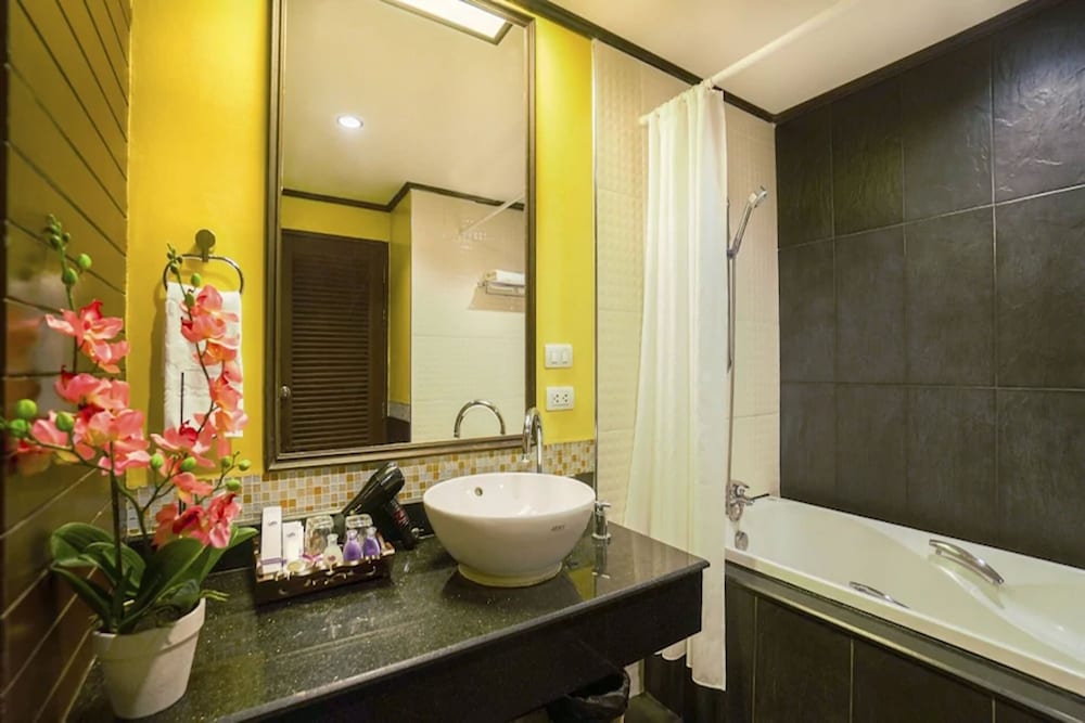 Deluxe Room, Pool View - Photo 13