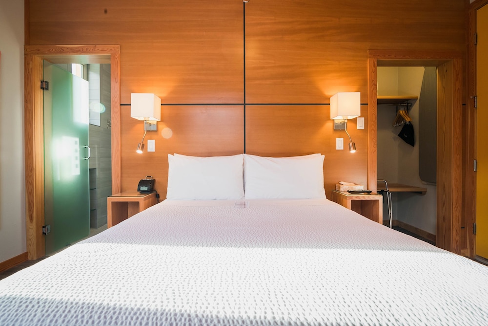 Deluxe Room, 1 Queen Bed, Mountain View photo 3