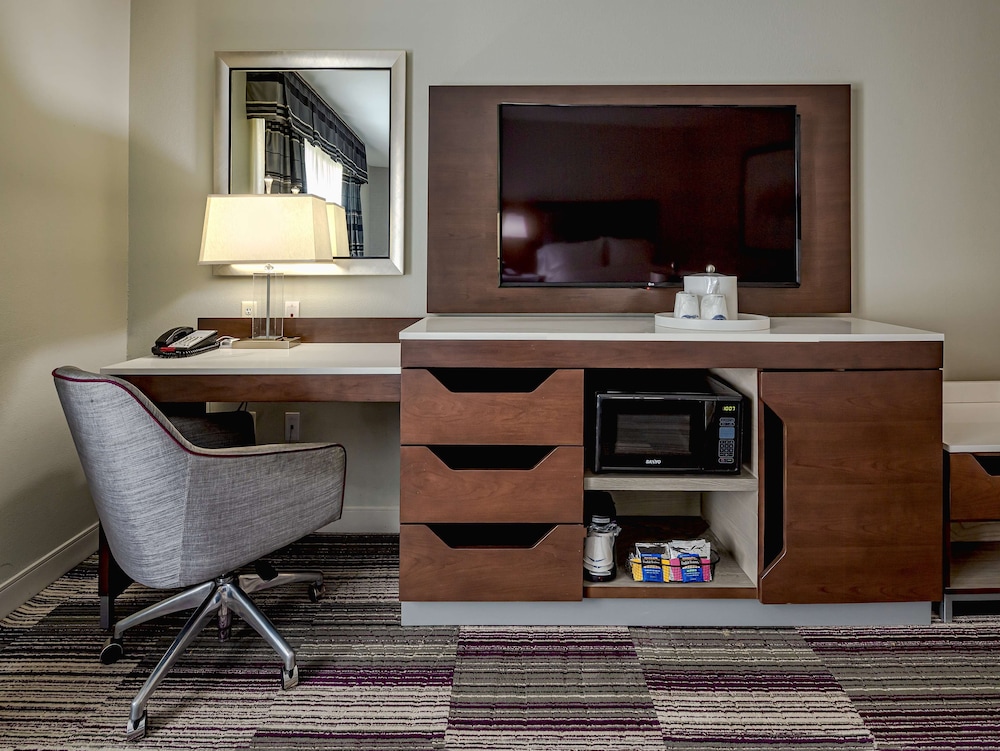 Room, 2 Queen And 1 Sofa Bed, Hearing Accessible - Photo 3