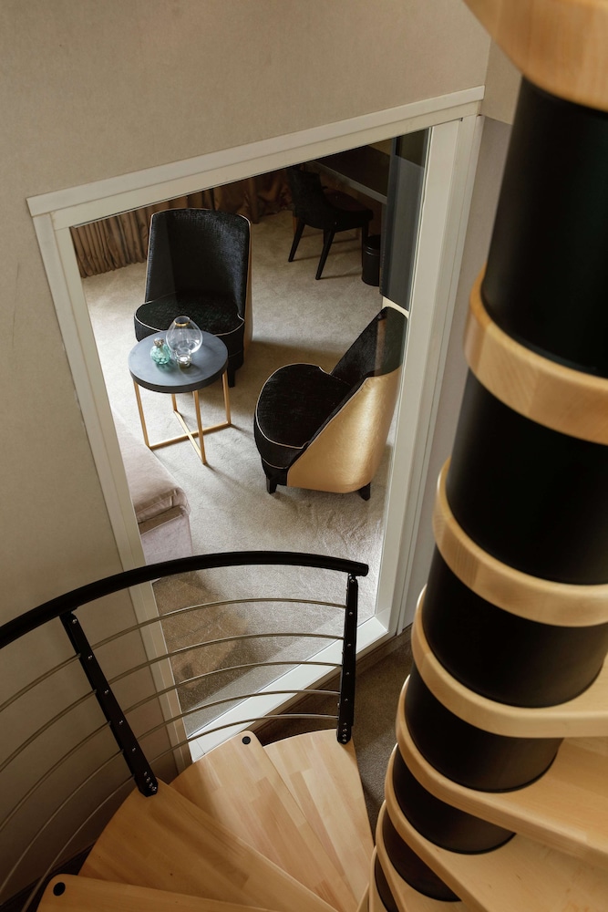 Queen Duplex Suite