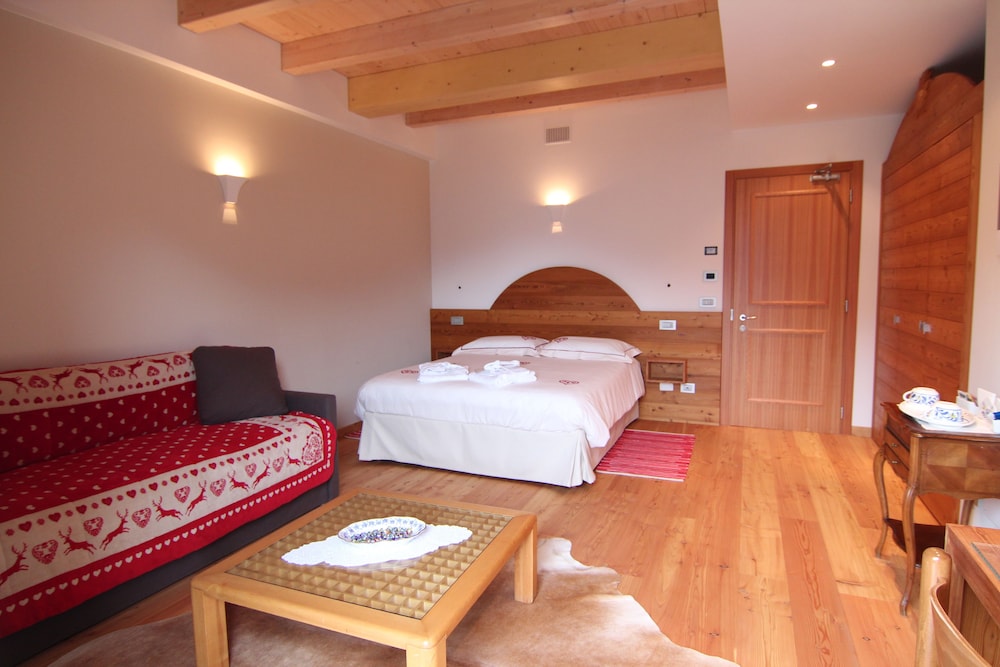 Suite, 1 King Bed, Jetted Tub, Mountain View photo 3