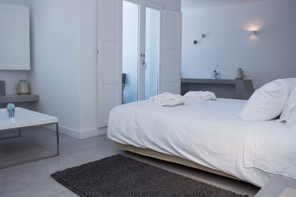 Superior Suite, 1 Queen Bed, Balcony, Sea View - Photo 1