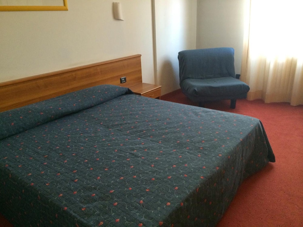 Standard Room, 1 Queen Bed - Photo 3