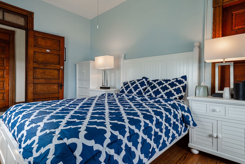 Room, 1 Queen Bed, Shared Bathroom (#10 Main Building) photo 2